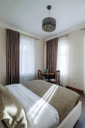 Iron/ironing board, WiFi, bed sheets - Balcony View on Alexandru cel Bun  - Massive Living & SofaBed  - AC & Bean-Coffee Bar - GrandStay (Chișinău)