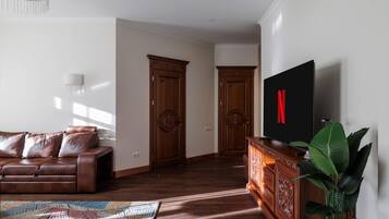 Een televisie en een kantoor