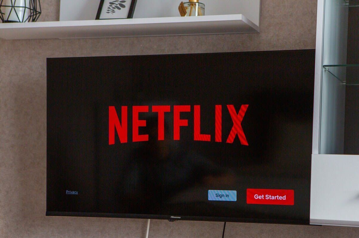 Televisiossa näkyy Netflixin logo, ja siinä on vaihtoehtoja, joiden avulla käyttäjä voi kirjautua sisään ja aloittaa palvelun käytön.