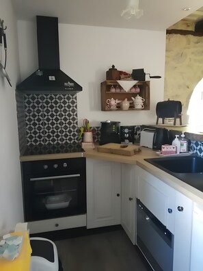 Fridge, microwave, oven, stovetop - Gîte Petit Gouffre d'Amour with Private Garden, Wi-Fi, and Air Conditioning (Padirac)