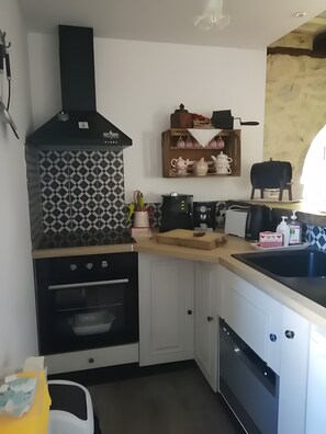 Jääkaappi, mikroaaltouuni, uuni, liesi
