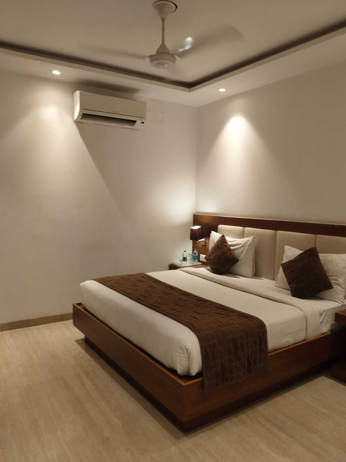 Classic Double or Twin Room | Desk, laptop workspace, free WiFi