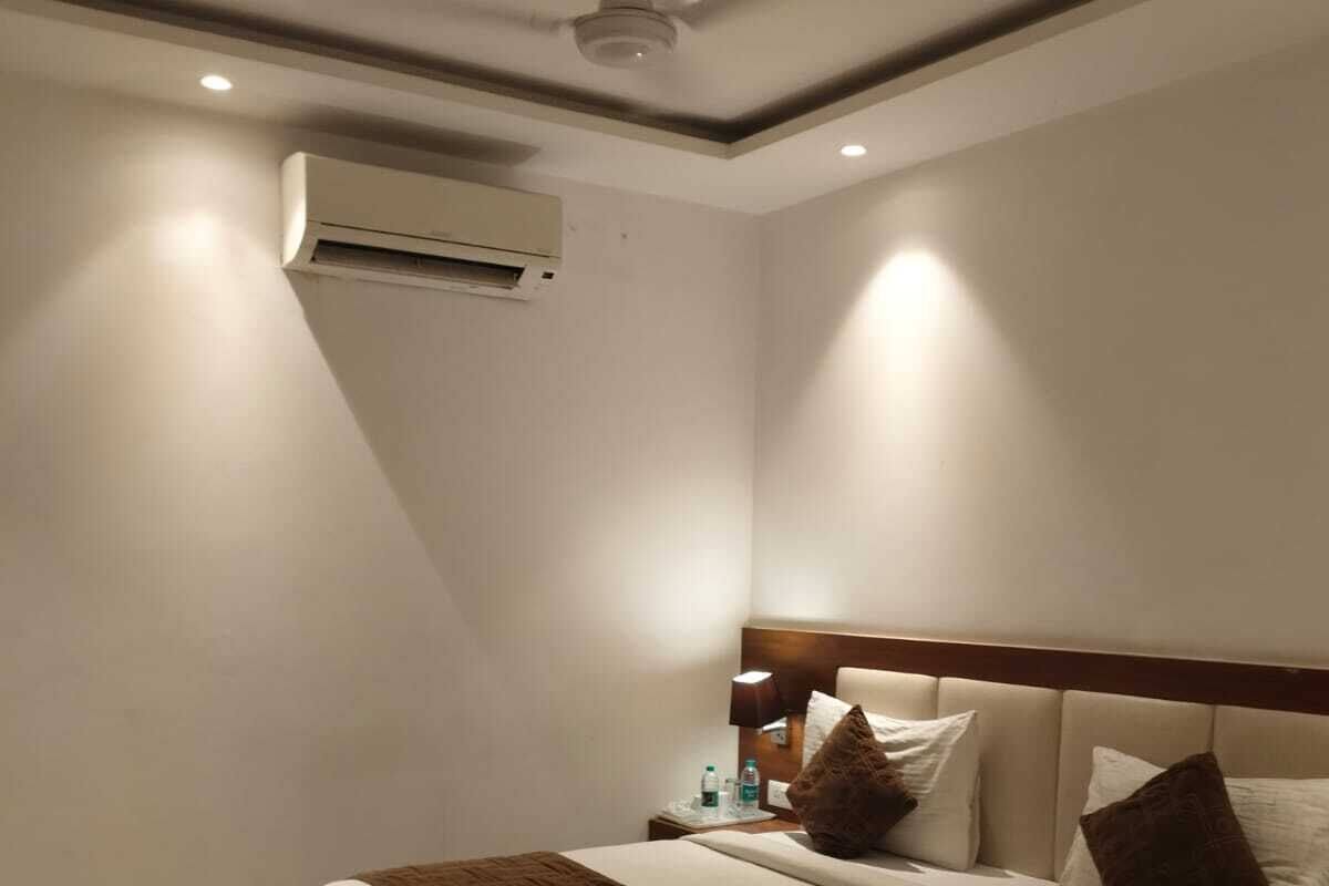 Classic Double or Twin Room | Desk, laptop workspace, free WiFi