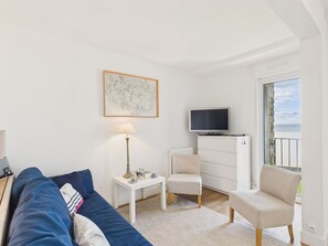 TV - Sea view apartment for 2 adults and 2 children (Arzon)