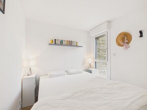2 bedrooms, iron/ironing board, free WiFi - Sea view apartment for 2 adults and 2 children (Arzon)