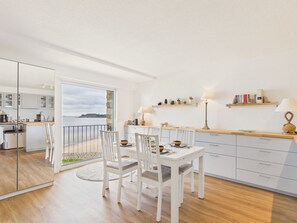 Dining - Sea view apartment for 2 adults and 2 children (Arzon)