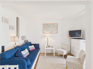 TV - Sea view apartment for 2 adults and 2 children (Arzon)