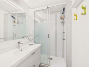 Shower, hair dryer - Sea view apartment for 2 adults and 2 children (Arzon)