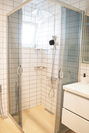 Een haardroger, een bidet, handdoeken, zeep