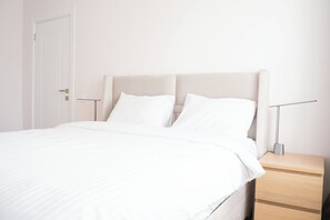 Een strijkplank/strijkijzer, wifi, beddengoed