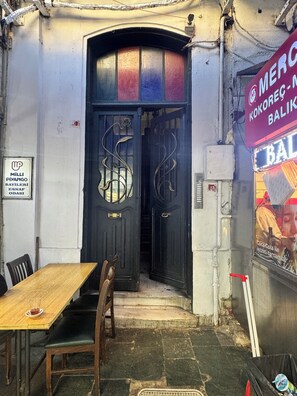 Outdoor dining - Designer 2BR Apartment Near Istiklal  Bright & Comfortable Stay (Istanbul)