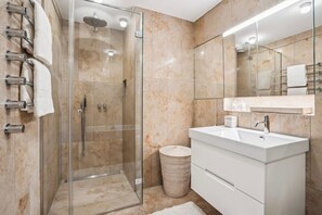 Shower, hair dryer, towels, soap - Old Town Rose Diamond Penthouse | Rooftop Terrace (Zürich)