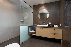 Shower, free toiletries, hair dryer, towels - Trevon Siya Ramaya Inn (Gwalior)
