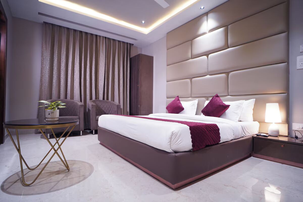 مكتب ومساحة عمل للكمبيوتر المحمول وستائر تعتيم ومكواة/لوح كي