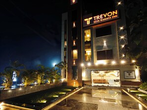 Ένα  σύγχρονο ξενοδοχείο με μια επιβλητική επιγραφή που αναγράφει: «TREVON SIYA RAMAYA INN».