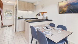 A modern kitchen with a dining area. - Stone house 350m from beach for 4 (Arzon)