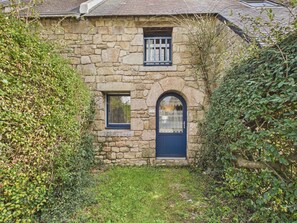 Exterior detail - Stone house 350m from beach for 4 (Arzon)