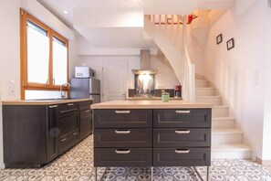 冷蔵庫、  電子レンジ、オーブン、食器洗い機