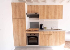 Réfrigérateur, four, batterie de cuisine, vaisselle et ustensiles