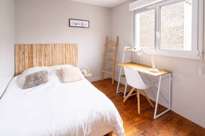 Tabla de planchar con plancha, wifi y ropa de cama 