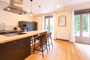 Fridge, microwave, oven, dishwasher - Comfortable stay Exceptional location (Rennes)