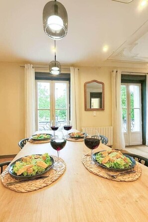 Dining - Comfortable stay Exceptional location (Rennes)