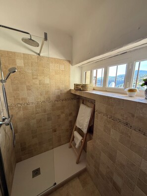Dusche, Haartrockner, Handtücher, Seife