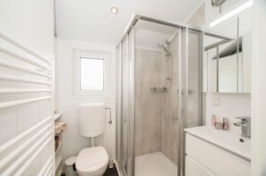 Shower, hair dryer, towels - Holiday Home “Bungalow at Ferienhof Janssen” with Private Terrace, Garden & Wi-Fi (Wangerland)