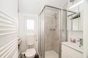 Douche, sèche-cheveux, serviettes fournies