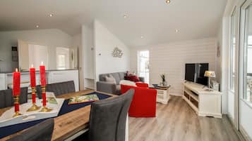 Televisie, een dvd-speler en een tafeltennistafel