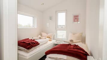 Een strijkplank/strijkijzer, wifi, beddengoed