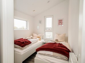 Een strijkplank/strijkijzer, wifi, beddengoed