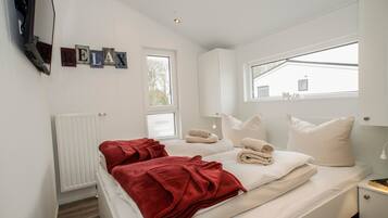 Tabla de planchar con plancha, wifi y ropa de cama