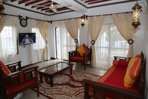 Familie appartement | Woonruimte | Een 32-inch smart-tv met digitale zenders