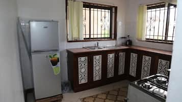 Family Apartment | Private kitchen | Fridge, microwave, cookware/dishes/utensils