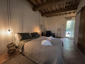 Decoración personalizada, muebles diferentes y cuna de viaje 