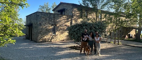 Vista frontal de la propiedad