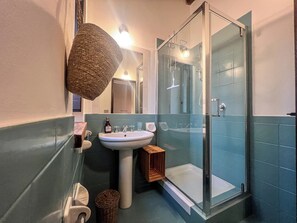 Artículos de tocador ecológicos, secador de pelo, bidet, toallas