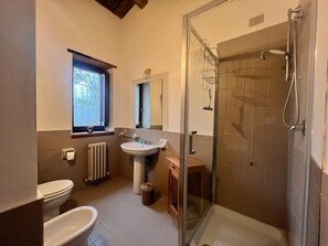 Dusche, Haartrockner, Handtücher, Seife