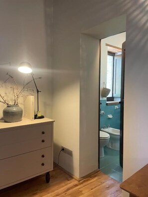 Comfort Double Room, 1 Queen Bed, Private Bathroom, Garden View | Bathroom | Eco-friendly toiletries, hair dryer, bidet, towels - Agriturismo La Pomifera (Gubbio)