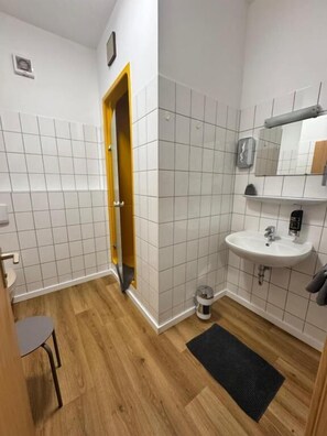 Deluxe Apartment, City View | Bathroom