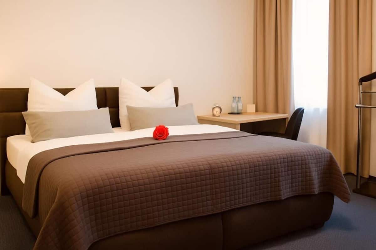 In-room safe, free WiFi