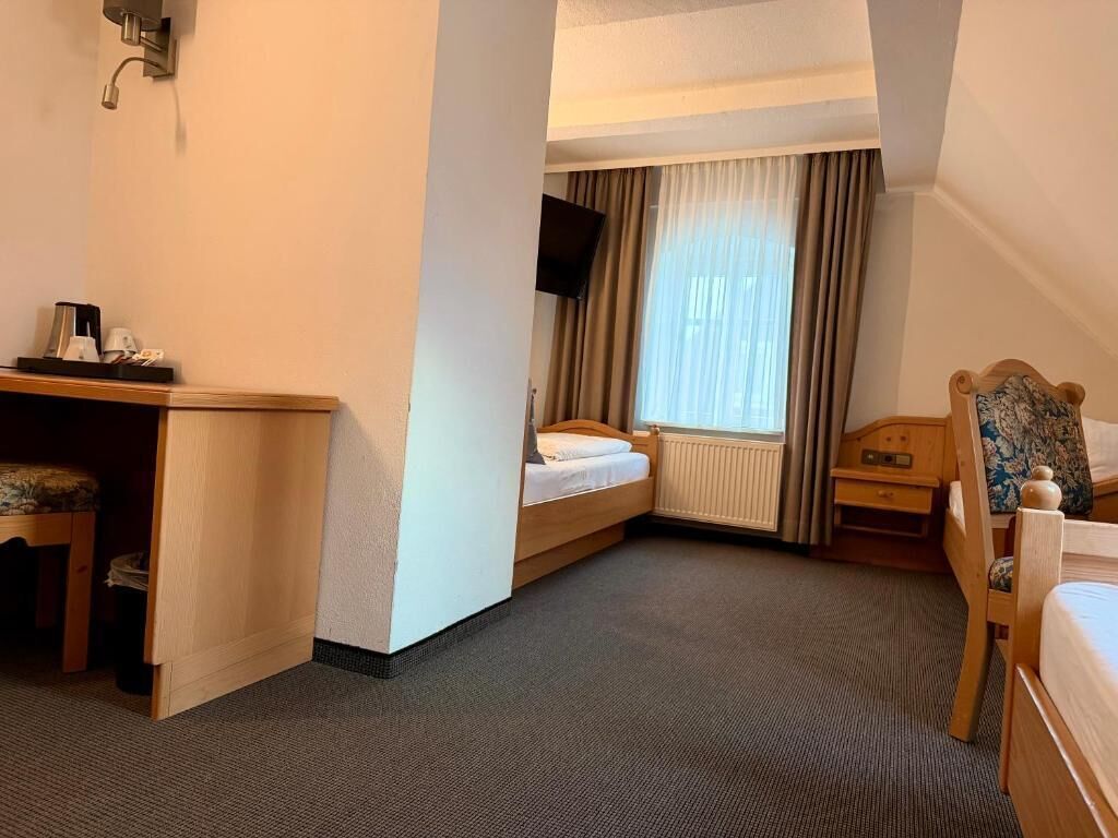 Kolmen hengen comfort-huone, kaupunkinäköala | Tallelokero huoneessa, ilmainen Wi-Fi