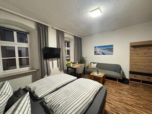 Deluxe Apartment, City View | Living area