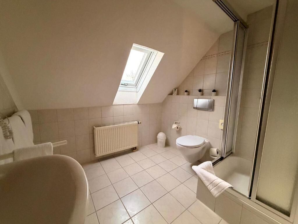 Comfort Triple Room, City View | Bathroom