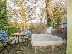 Outdoor spa tub - The Heronry (Carlisle)