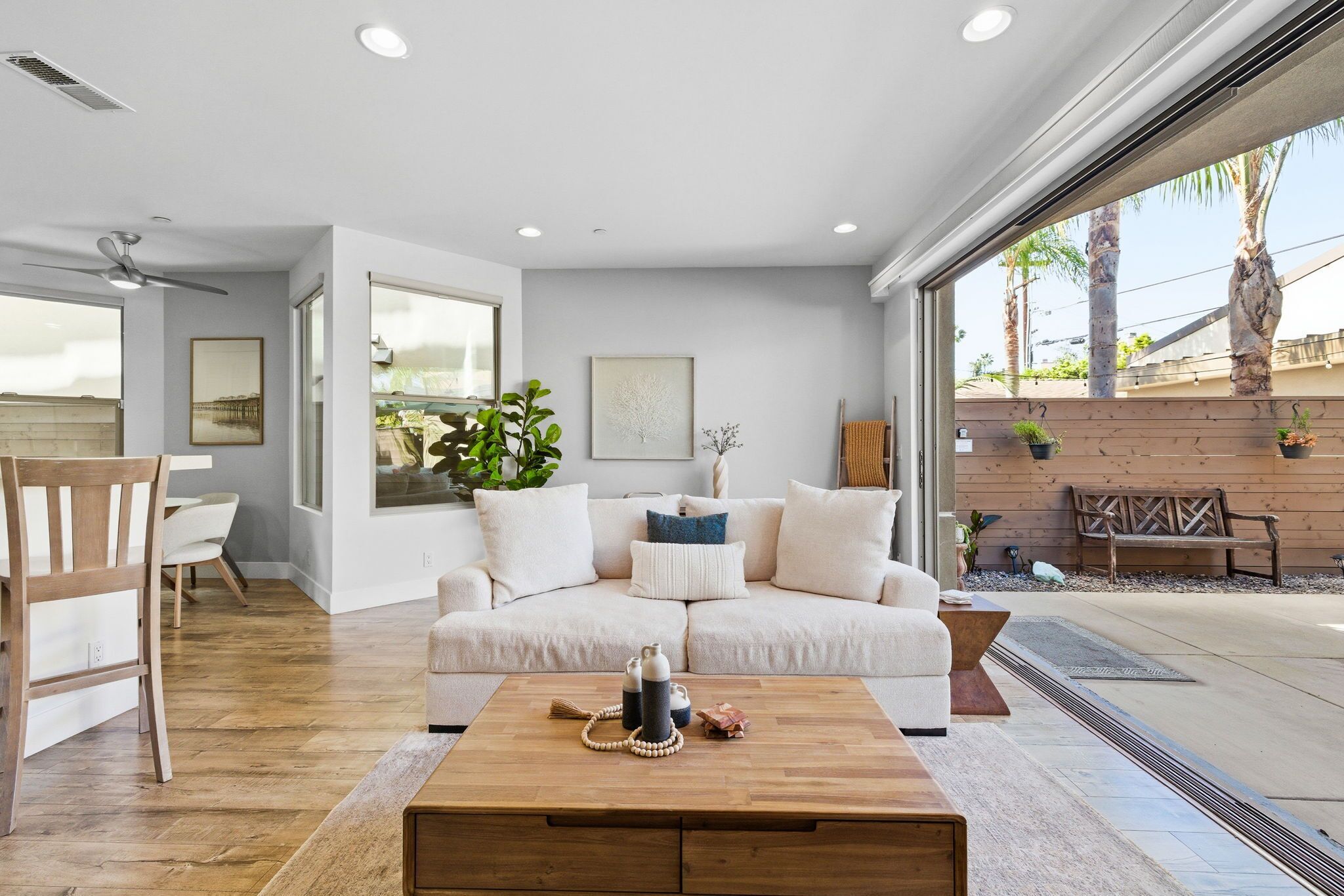 TV connectée, cheminée, espaces bureaux