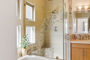 Dusche, Haartrockner, Handtücher