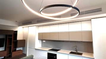 Frigorifero, microonde, forno, piano cottura