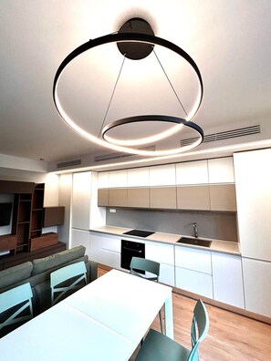 Frigorifero, microonde, forno, piano cottura